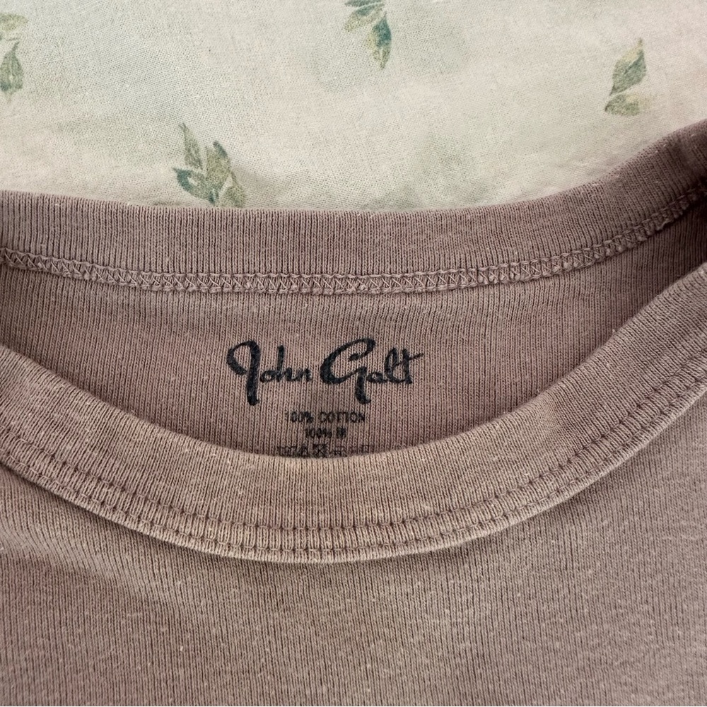 Brandy Melville Tshirt - Picture 4 of 6